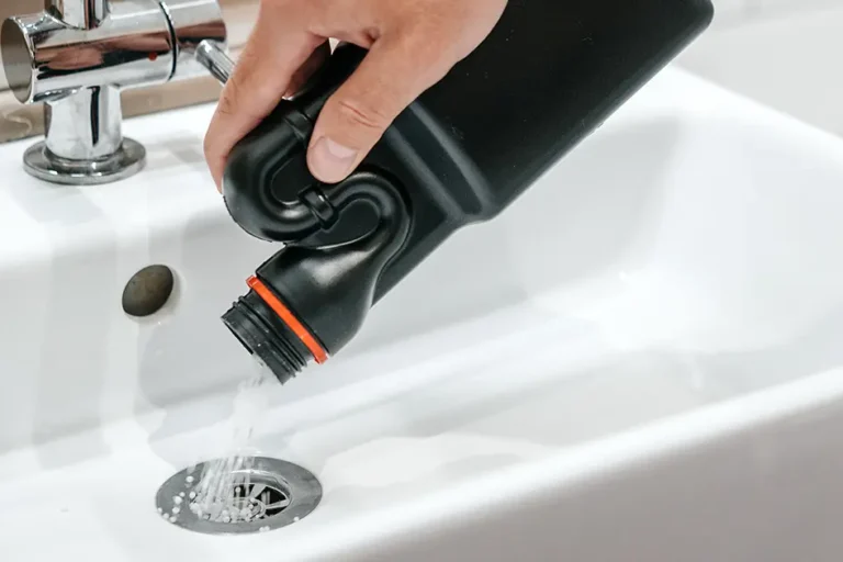 shutterstock_1118179919_1200x630 Chemie wird in Abfluss geschüttet