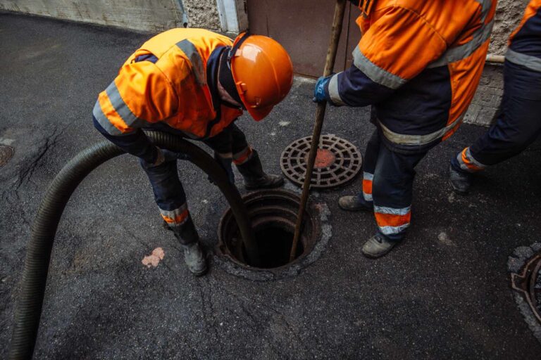 Sewer workers cleaning manhole and unblocking sewers the street sidewalk Rohrreinigung für privat und Gewerbe von Experten der Firma Kretzschmar